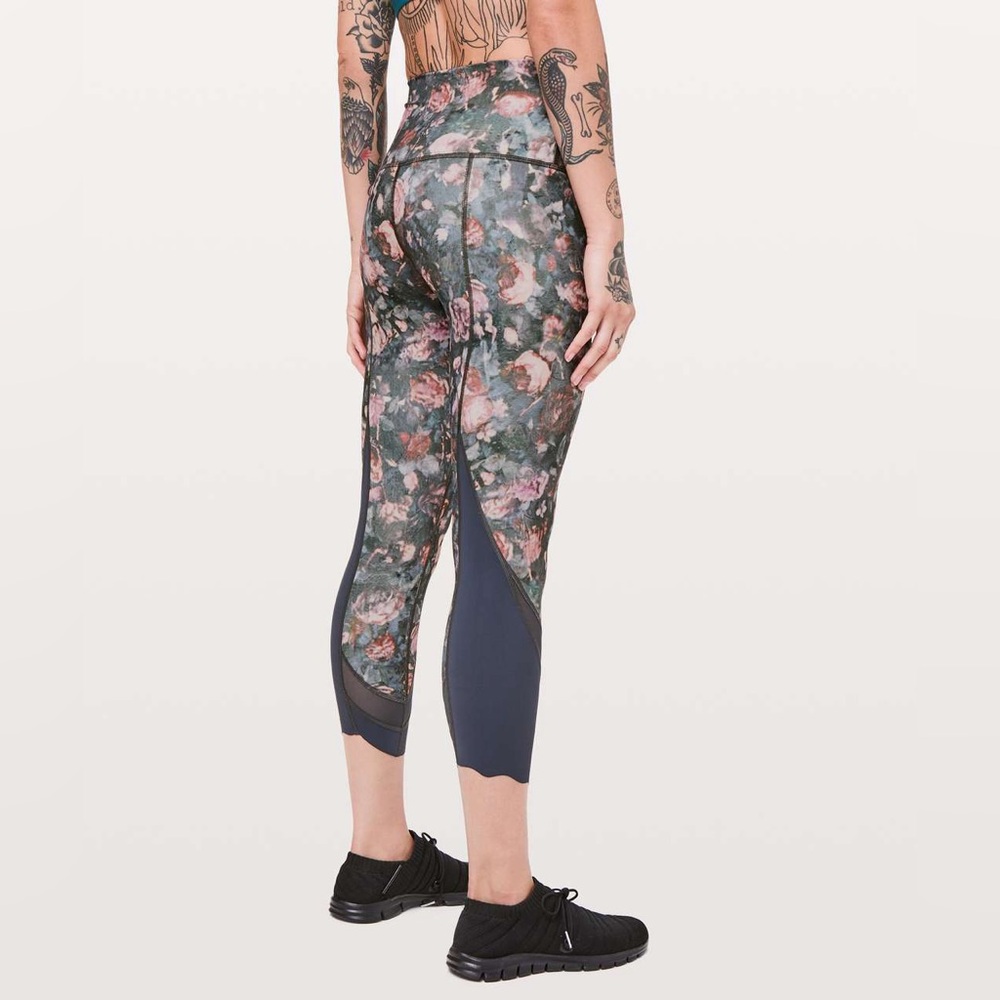 Lululemon Wunder Under Crop II Scallop 24” in Frosted Rose Multi Size 4